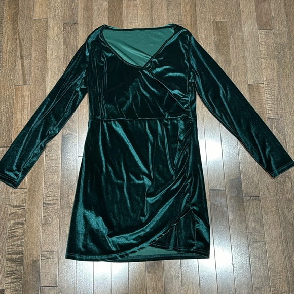 Dresses & Skirts - Green Velour Dress